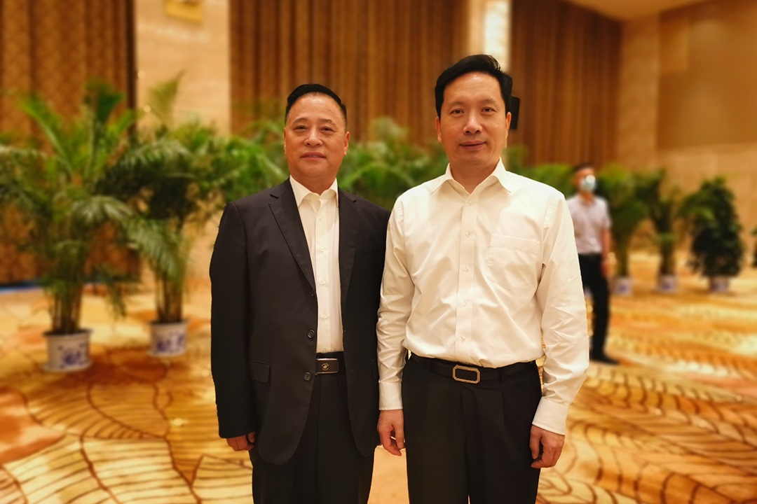 1620869832.jpg 2021.05.10陕西省委副书记、省长赵一德在第十一届全球秦商大会代表座谈上与谢晓林董事长亲切互换.jpg